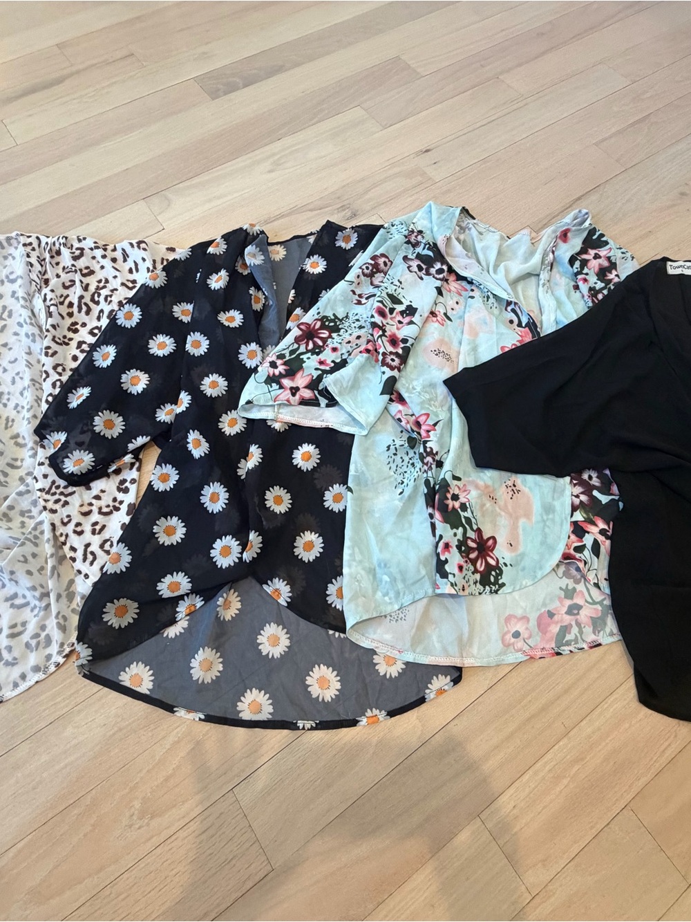 Women’s black, cheetah, floral and daisy and floral print 4 pack Kimono-